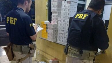 Foto de PRF flagra carga de celulares e eletrônicos escondida em caminhão de frutas e legumes