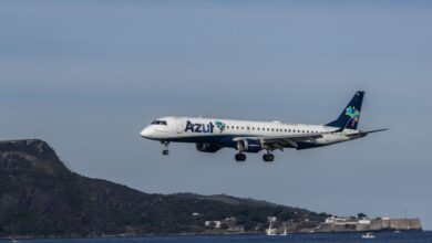 Foto de Dólar cai a R$ 5,35 com PCE nos EUA e Ibovespa opera estável; AZUL4 dispara 15%