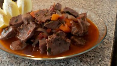 Foto de Língua de porco ao molho de vinho: receita fácil e saborosa com Yorkshire pudding