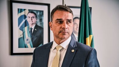 Foto de Jair Bolsonaro indica Flávio como candidato em 2026; Ibovespa cai 4% e dólar dispara